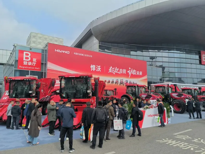 Hanwo Tractor Debuts at the International Agricultural Machinery Exhibition